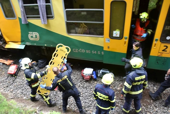 
    Accidentul a avut loc între Pernink, la circa 10 kilometri de Germania, şi Nove Hamry, în regiunea staţiunii Karlovy VaryFoto News.ro  