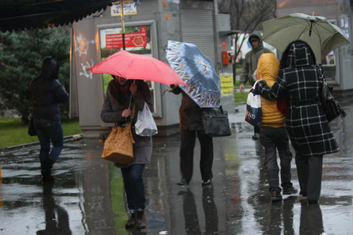 
    Prognoza meteo pentru următoarele două zile anunță precipitații și vânt în toată țarafoto: Click!  