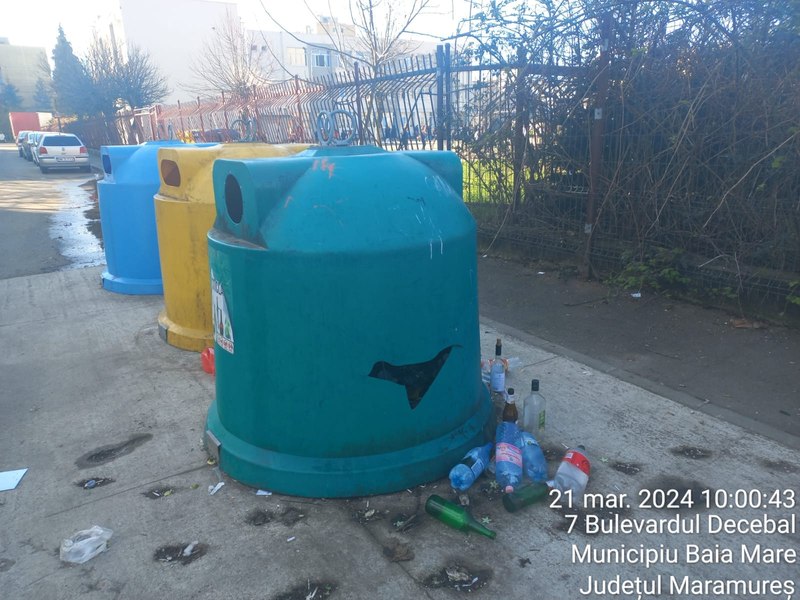 Au apărut căutătorii de ambalaje returnabile. Lasă în urmă tomberoane distruse și mizerii împrăștiate 