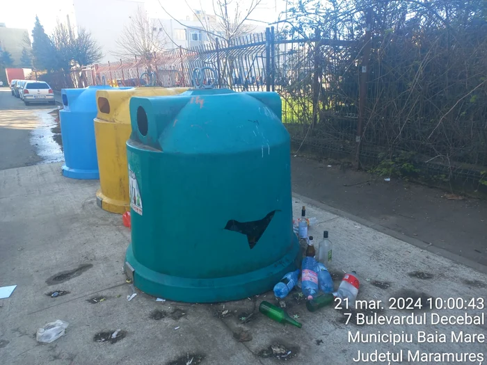 Containerele sunt distruse pentru a avea acces la pet-uri FOTO ADI Deșeuri