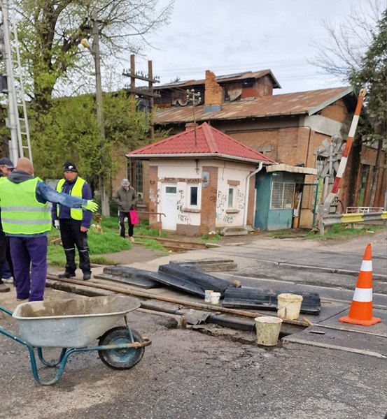 Asfalt bătut la lopată și turnat la găleată, „inovație“ la o trecere la nivel cu calea ferată