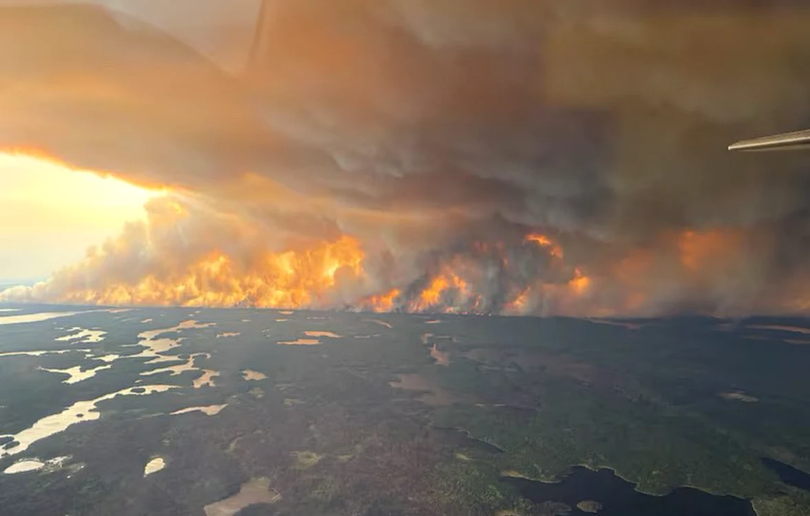 Peste 17.000 de persoane au fost evacuate. FOTO: X / @HotshotWake