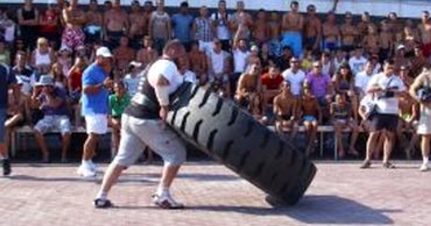 Braşov: Cei mai puternici români se luptă cu un mastodont de 15 tone!
