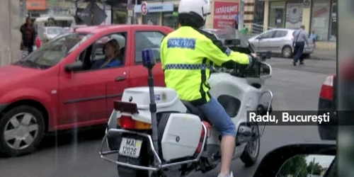 Un poliţist bucureştean a fost surprins, în pantaloni scurţi, pe motocicletă 