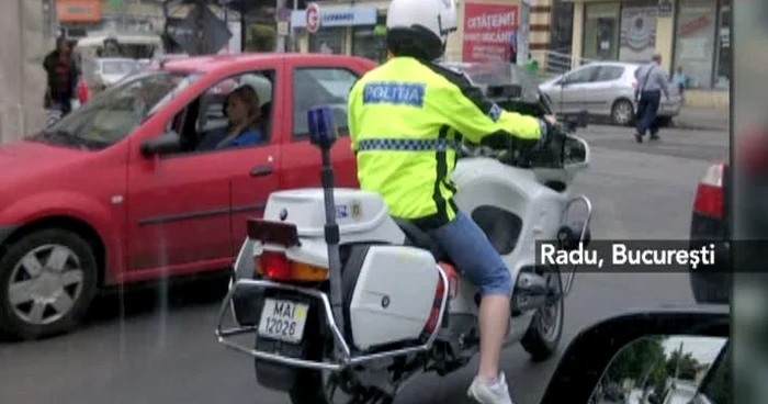 Un poliţist bucureştean a fost surprins, în pantaloni scurţi, pe motocicletă