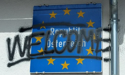 Protestatarii austrieci au împânzit orașul de la granița cu Italia cu semne care le arată susținerea față de refugiați jpeg