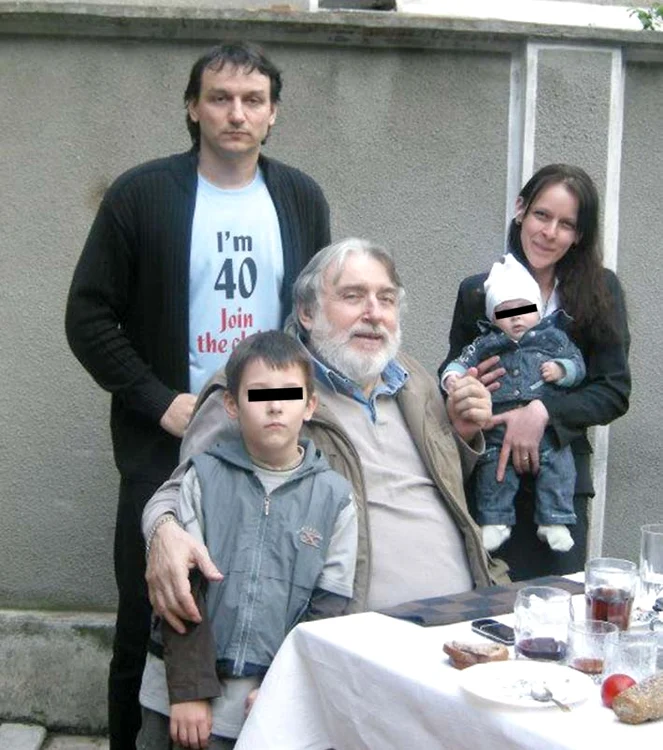 2009: Andrei, alături de fiică, de cei doi nepoţi şi de tatăl lui, Adrian Păunescu