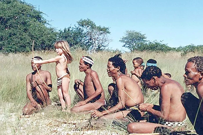 Tippi, la vârsta de 6 ani, jucându-se cu un leopard domesticit