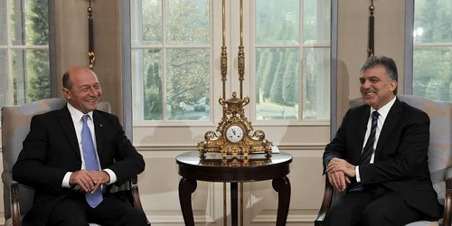 Preşedintele român Traian Băsescu şi preşedintele turc Abdullah Gul, la Ankara. Planul de Acţiune pentru implementarea Parteneriatului Strategic dintre cele două ţări este axat pe intensificarea coooperării la nivel politic, cât şi în diverse domenii