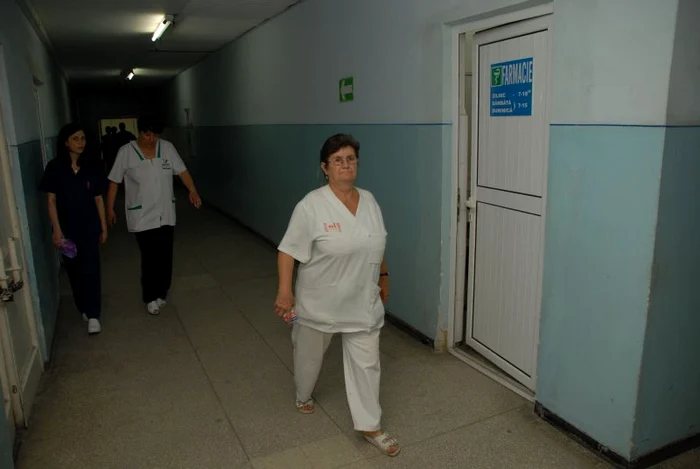 Doctorii spun că asistenţii cu experienţă echivalează cu trei tinere.