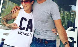 Clattenburg s a fotografiat cu domnişoara de la Mick Mahon Tattoo, cea responsabilă cu operele de artă de braţul arbitrului jpeg