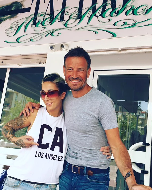 Clattenburg s-a fotografiat cu domnişoara de la Mick Mahon Tattoo, cea responsabilă cu operele de artă de braţul arbitrului