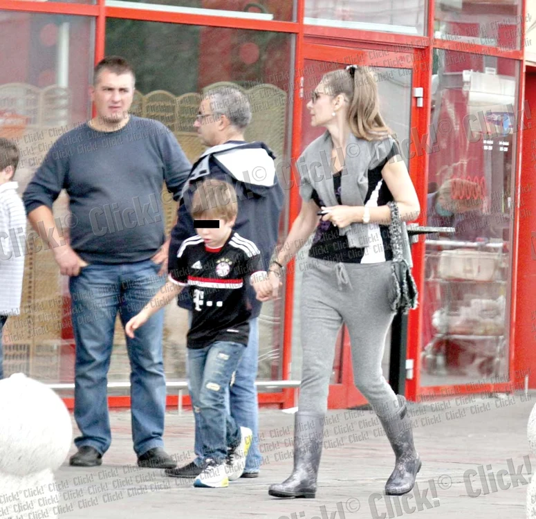 
    Chiar şi cu copilul  după ea, Romaniţa  l-a vrăjit pe un  mascul care era în  trecere prin mall  