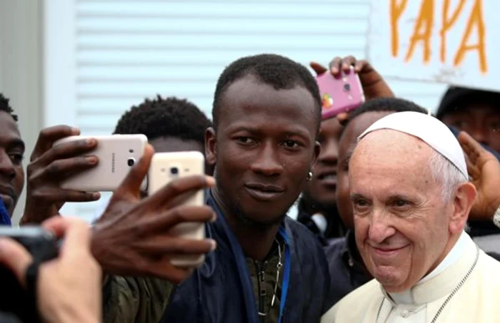 Papa Francisc in vizită la migranţi FOTO EPA-EFE