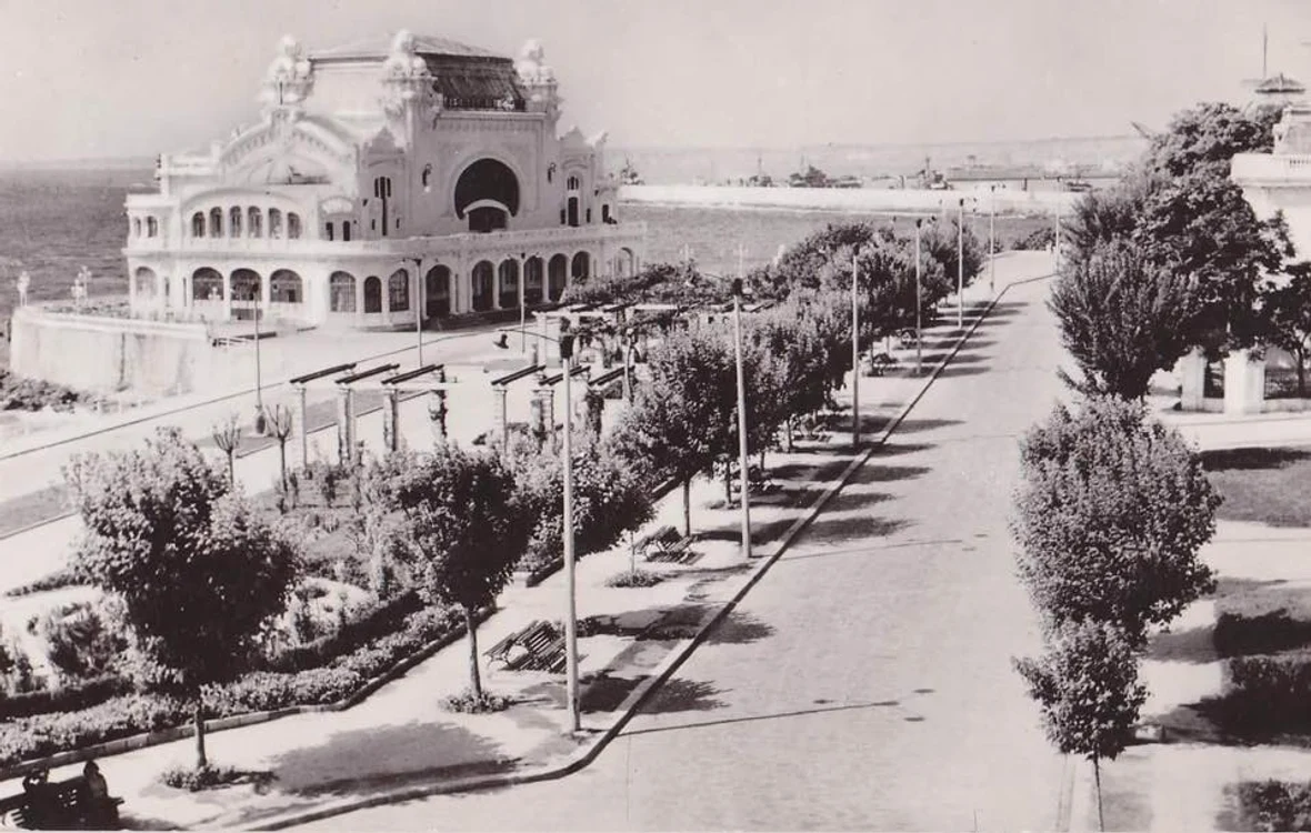 Cazinoul și zona adiacentă, devenită între timp faleză pentru promenadă, așa cum arătau în vremurile de glorie, în 1932