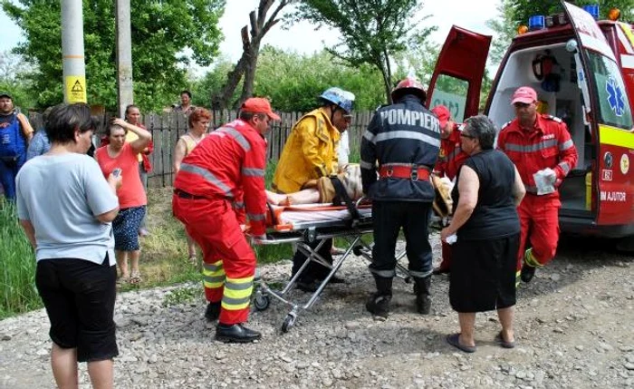 Bătrâna a fost desfigurată în bătaie de copiii pe care i-a prins la furat