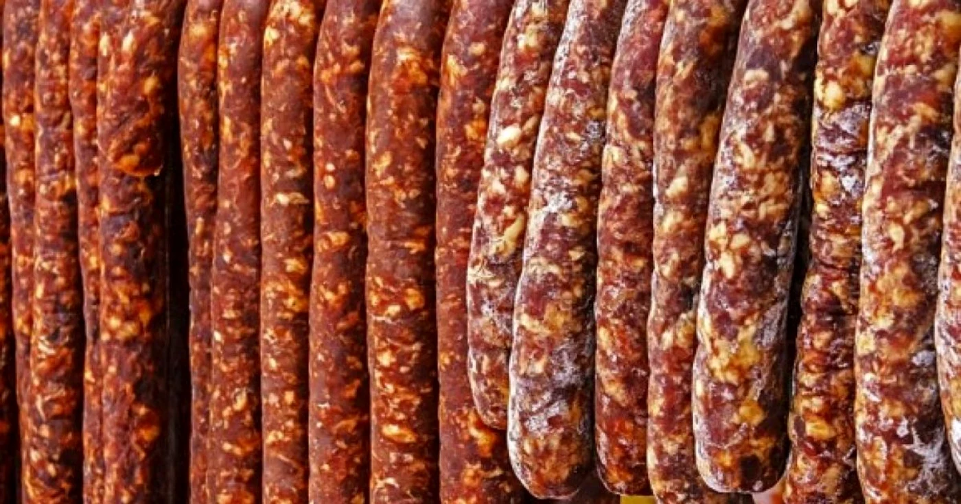 Carnatii afumati sunt nelipsiti de la masa festivă de Craciun.