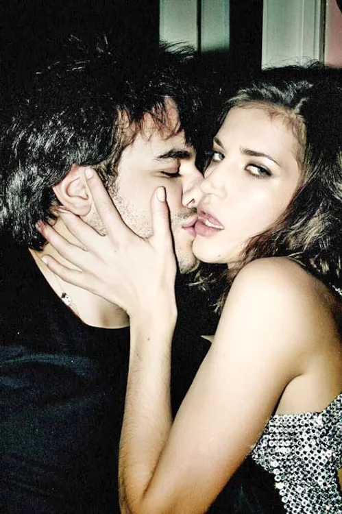 Aşa îşi promovează  Răzvan Ciobanu  rochiile de seară 