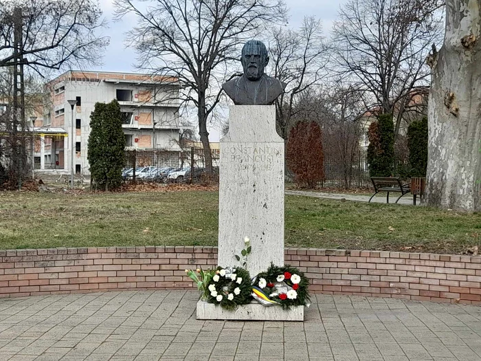 Mihai Donici la statuia lui Brâncuși de la Timișoara FOTO Ștefan Both