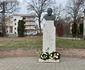 Mihai Donici la statuia lui Brâncuși de la Timișoara FOTO Ștefan Both