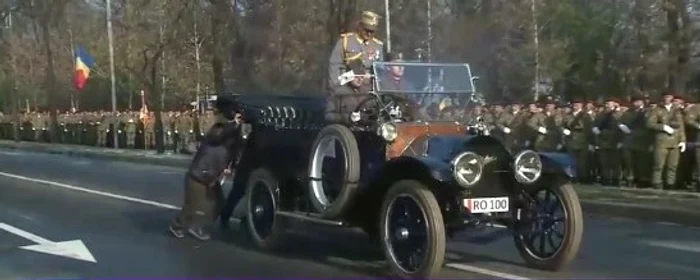 Mașina de epocă s-a defectat la mijlocul defilării și a fost împinsă