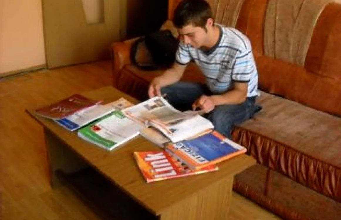 A început procedura de achiziţie a manualelor pentru clasele a XI-a şi a XII-a
