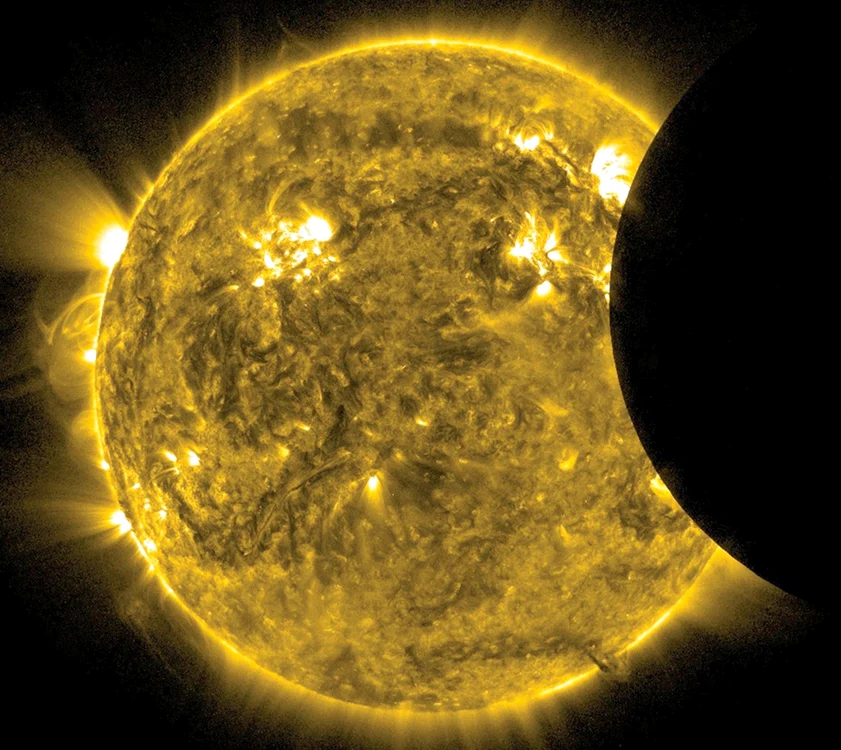 Eclipsa de soare a început la 20.38 GMT.(22.38 ora României) şi a durat în total 62 de minute. La noi, nu s-a văzut deloc, pentru că la momentul de vârf era ora 0.12 minute.
