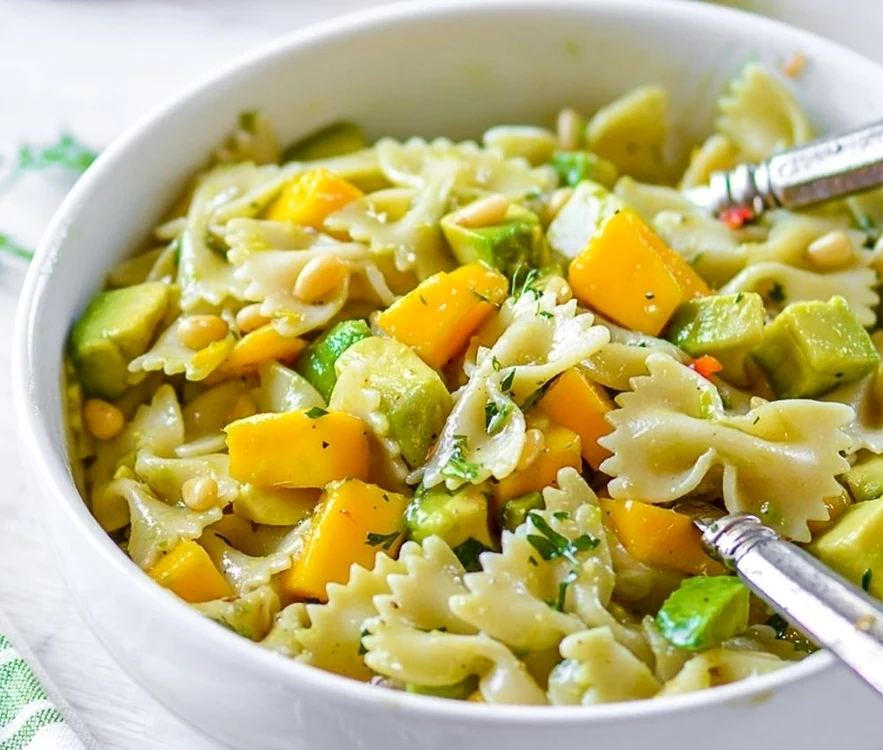 Salata de paste cu avocado si mango jpeg