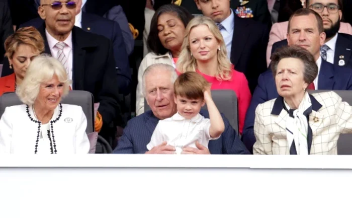 Imaginile cu femeia dormind au devenit virale