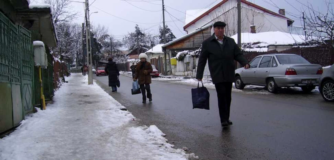 Pietonii preferă să meargă pe stradă decât să alunece pe trotuarele acoperite de gheaţă