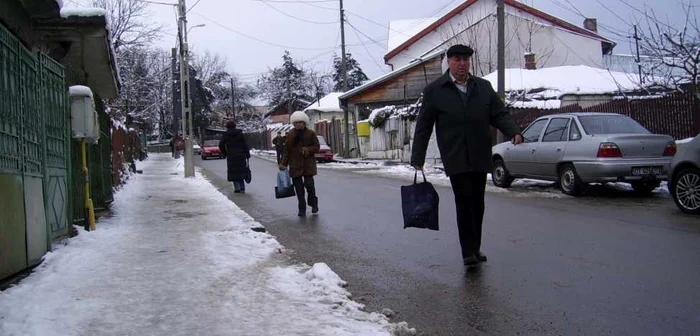Pietonii preferă să meargă pe stradă decât să alunece pe trotuarele acoperite de gheaţă