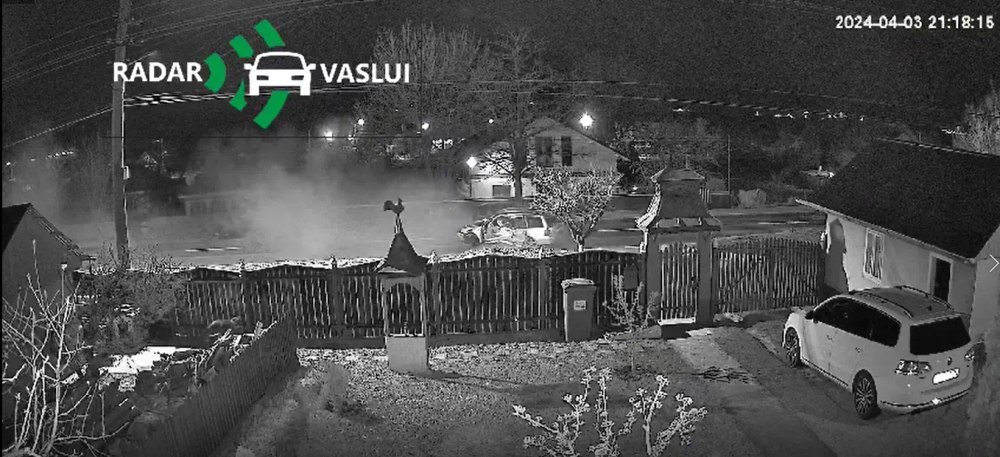Momentul în care un șofer de 21 ani acroșează violent cu autoturismul o maşină parcată și rămâne încarcerat VIDEO
