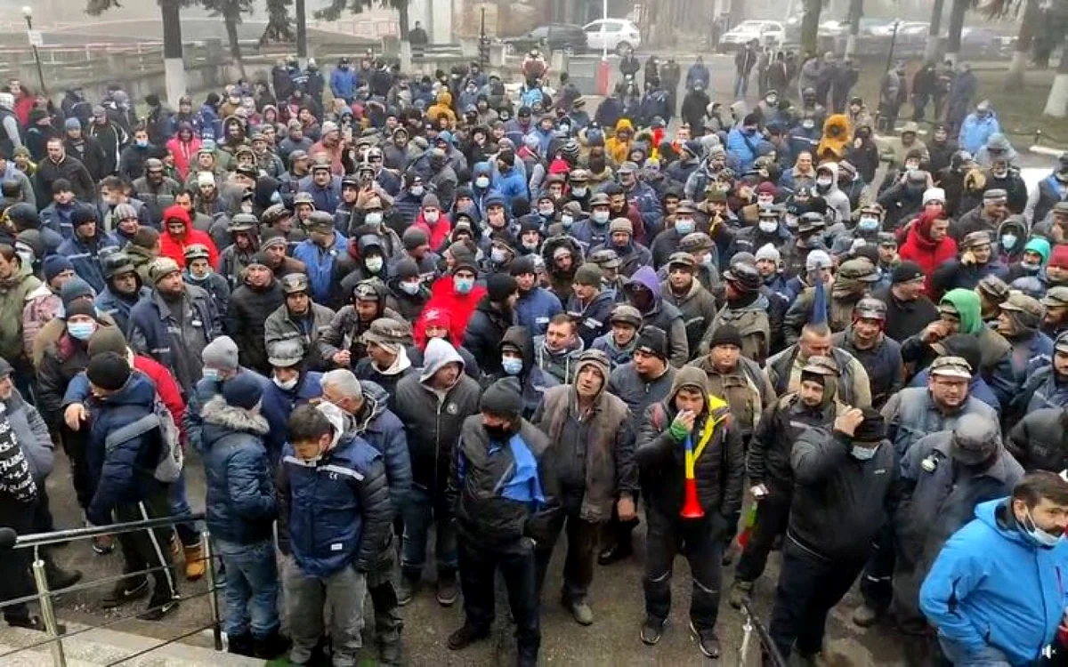 Minerii strânşi în curtea CEH, în Petroşani. Foto: captură Facebook.