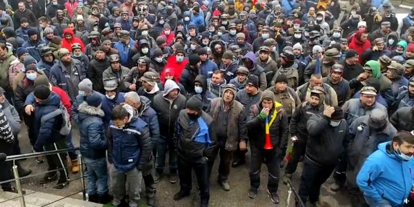 protest mineri stransi in curtea ceh foto captura facebook gddhd