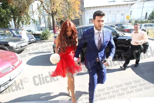 La cununia cu Victor Slav, Bianca a purtat o rochie de un roșu aprins, care nu avea un decolteu atât de adânc