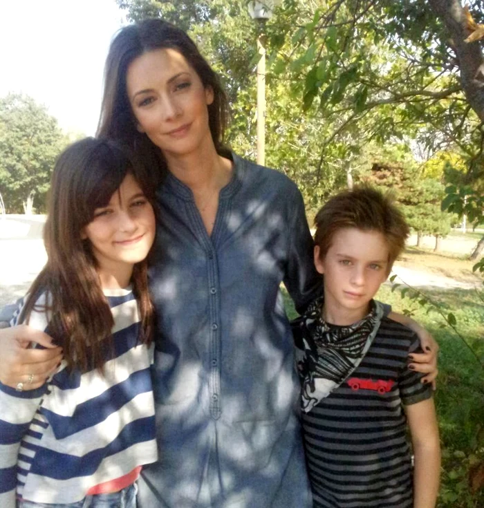 Andreea Berecleanu şi copiii ei, Eva şi Petru. (Foto: arhiva personală)