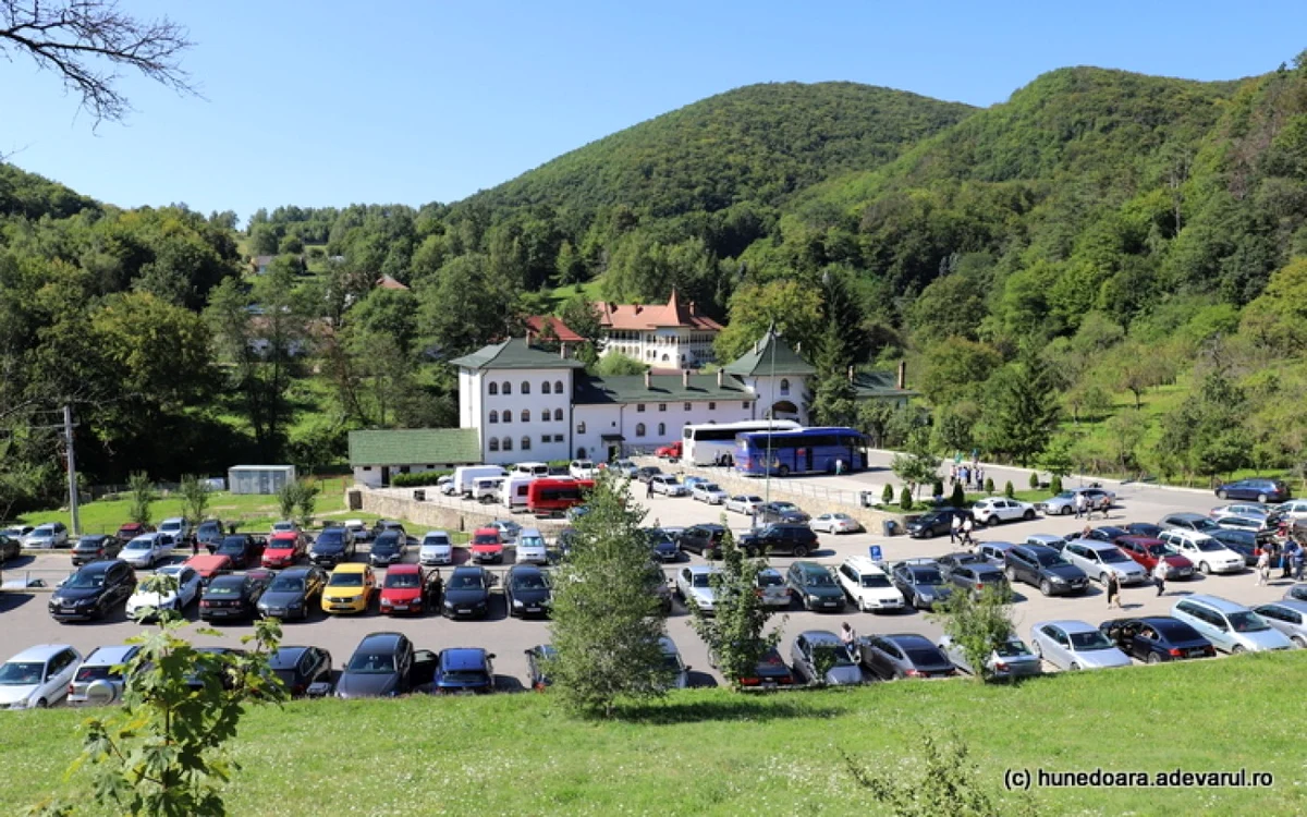 Numărul mare de pelerini a contribuit la evoluţia Mănăstirii Prislop.