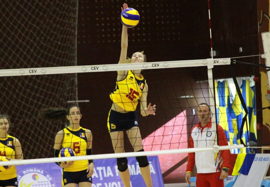 Teodora Iancu, in atac, in campania de calificare a nationalei de volei U16 la Campionatul European
