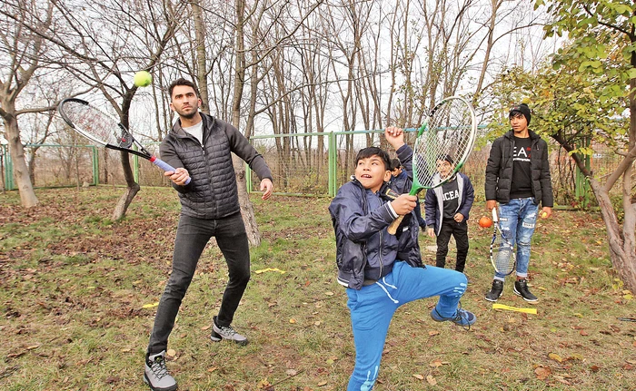 
    O poză frumoasă din viaţa prichindeilor: alături de un star al tenisului mondialFoto: Sever Gheorghe  