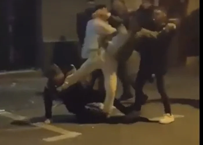 În imagine nu se văd oameni de ordine intervenind. FOTO: captură video