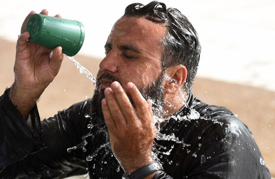Ce nu e bine să faci pe timp de caniculă. 8 sfaturi pentru a face față temperaturilor ridicate
