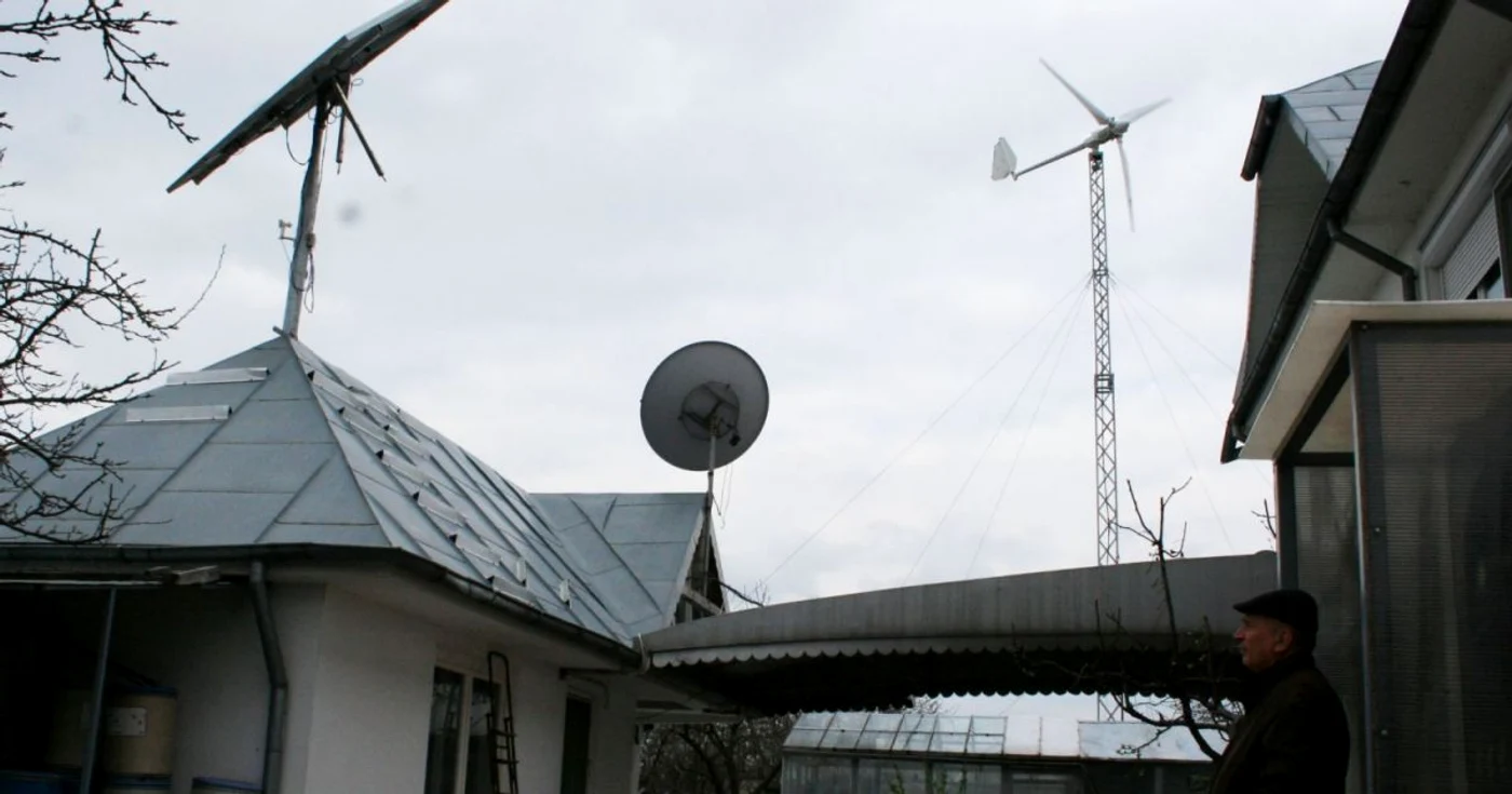 Turbina eoliană şi panoul fotovoltaic, sursele cu care Corneliu Ţopană îşi asigură energia electrică şi confortul termic FOTO: Ştefan Borcea