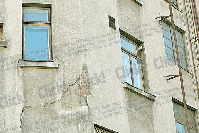 Maria Rudeanu ne arată  în ce hal sunt pereţii  din dormitor. Cutremurele  au lăsat urme adânci(Fotografii: Dorin Constanda )