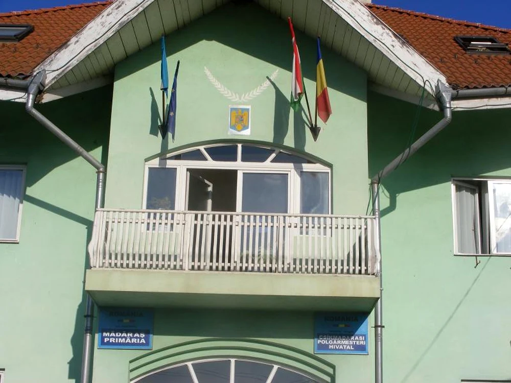 Pe clădirea primăriei Mădăraş, judeţul Harghita, sunt arborate patru steaguri FOTO dantanasa.ro