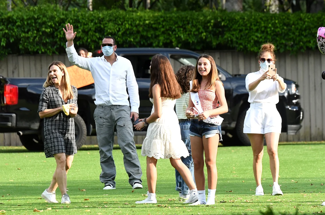 Jennifer Lopez și fosta soție a lui Alex Rodriguez s-au întâlnit la petrecerea organizată pentru una dintre fiicele miionarului