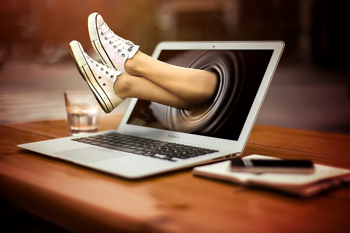 Încrederea în inteligența artificială poate afecta viitorul tinerilor. Foto: Pixabay