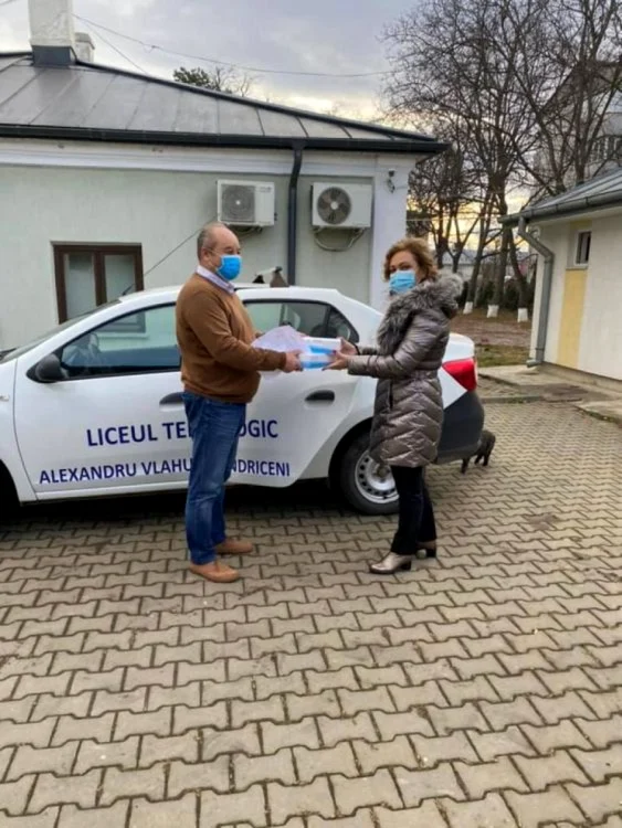 Testele rapide au fost predate directorilor FOTO botosaneanul.ro