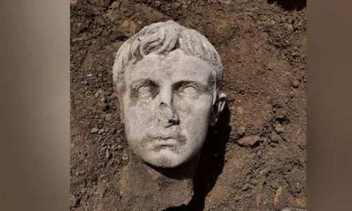 A fost descoperit capul unei statuii din marmură a lui Octavian Augustus, primul împărat al Romei jpeg