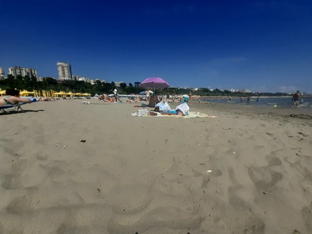 Șezlongul cu umbrelă se închiriază cu 25 de lei pe Plaja Modern, din Constanța