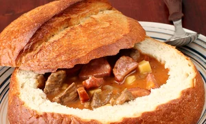 supa gulas cu carnati in paine jpeg